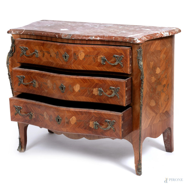 Commode in legno impiallacciato e intarsiato in varie essenze con fronte mosso scandito da tre ca...