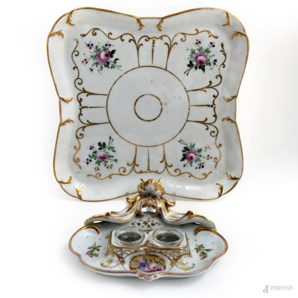 Lotto composto da calamaio e vassoio in porcellana dipinta nei toni del rosa e dell'oro, XIX secolo, misura massima cm 9x29,5x29,5, (cadute di colore e segni di usura)