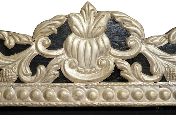 Lotto di quattro cornici in legno e metallo argentato e sbalzato, decori a motivi vegetali, XX se...