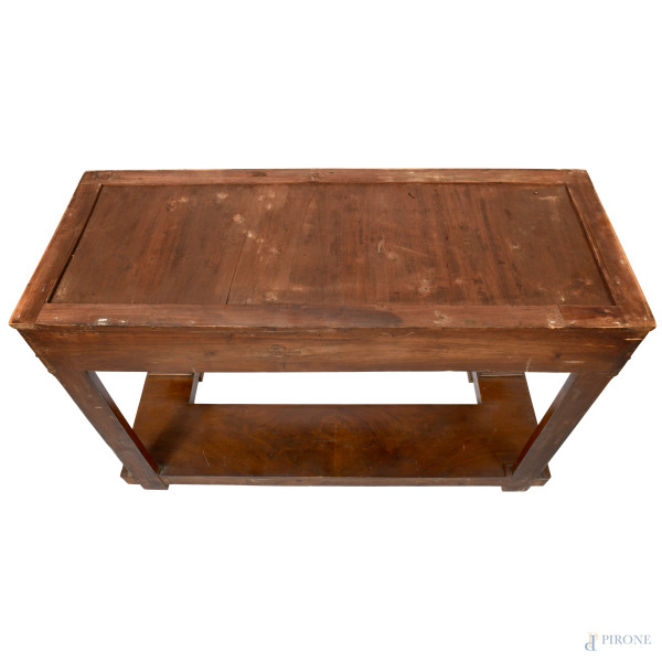 Consolle in radica con piano in granito, fronte sagomato e gambe anteriori a balaustra raccordate...