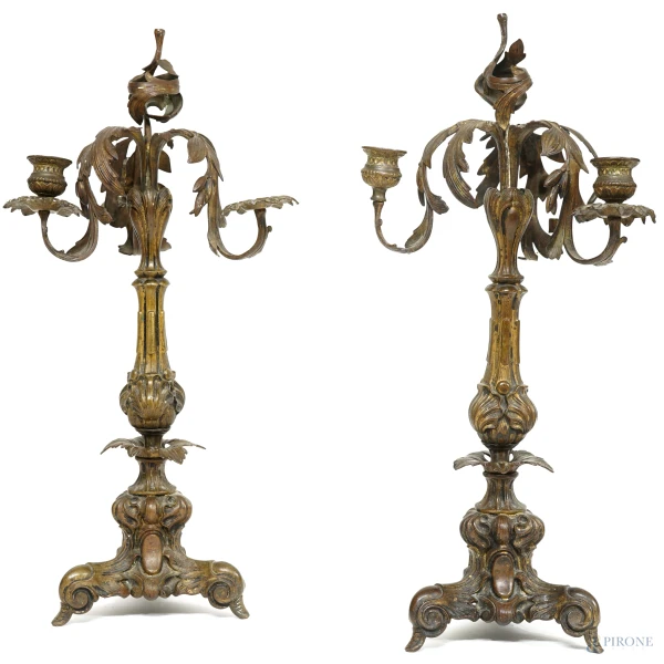 Coppia di candelabri in bronzo brunito a tre bracci, decorato a motivi fogliacei, XIX-XX secolo, altezza cm 52,5 (difetti e mancanze)