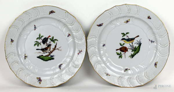 Coppia di piatti grandi in porcellana Herend, XX secolo, decori policromi raffiguranti volatili, diam. cm 21, 