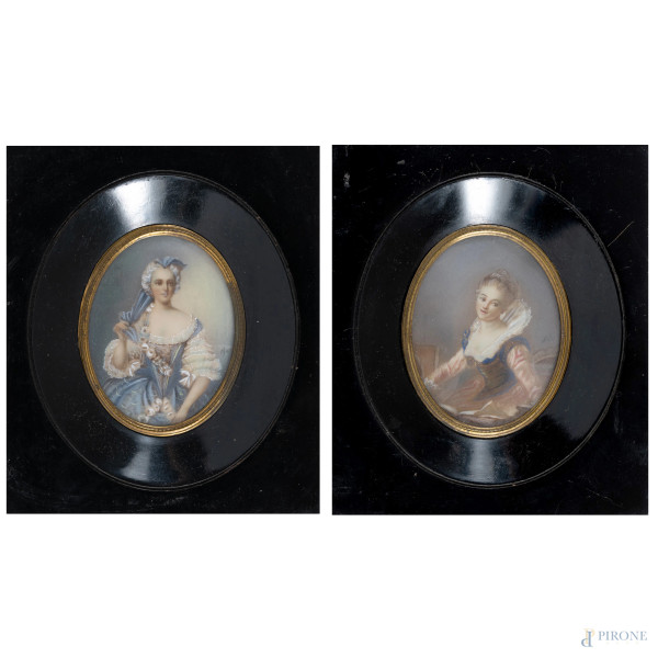 Lotto di due miniature a serto ovale raffiguranti nobildonne entro cornice in legno laccato nero, XIX secolo, misure massime  comprensive di cornice cm 16x13,5