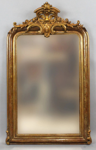 Specchiera in legno intagliato e dorato del XIX secolo, ricca cimasa a volute e foglie, cornice con decori incisi e battuta interna a perlinatura, cm h 112x66, (piccoli difetti)