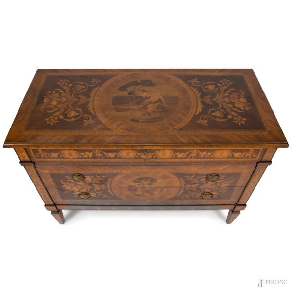 Comò in stile Luigi XVI intarsiato in varie essenze a tre cassetti, XX secolo, cm 88x123x57, (sca...