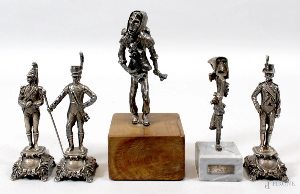 Lotto composto da tre figure raffiguranti soldati e due sculture in argento, altezza max. 15 cm, (senza basi).
