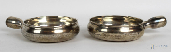 Coppia di coppette in argento, con manico, cm h 3x15x10,5, gr. 215