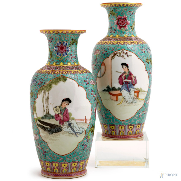 Coppia di vasi giapponesi in ceramica ornata in policromia con figure di geisha e motivi vegetali e astratti, XX secolo, altezza cm 21, (difetti)