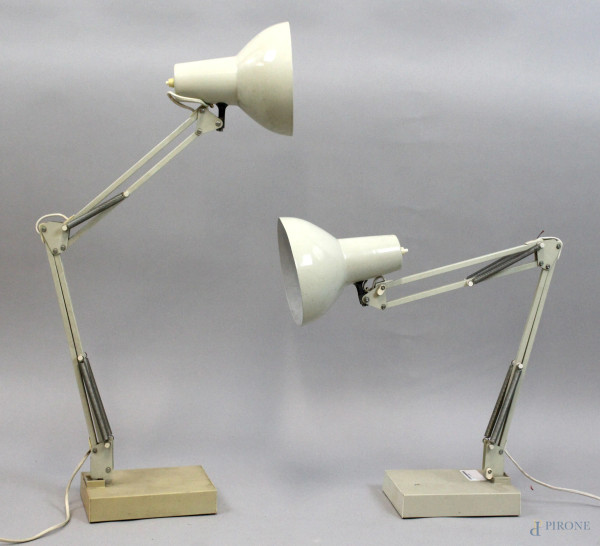 Coppia di lampade da tavolo anni '50, in metallo laccato bianco, alt. cm 81,5, (difetti).