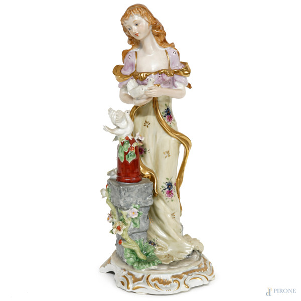 Scultura in porcellana policroma rappresentante una figura femminile con due colombe, XX secolo, marca sotto la base, altezza cm 31 (difetti)