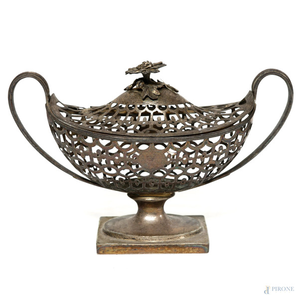 Coppa con coperchio in argento traforato, Londra, Argentiere John Robins, fine XVIII secolo, cm 15x23,9,5, peso gr. 410, (mancante cucchiaino)