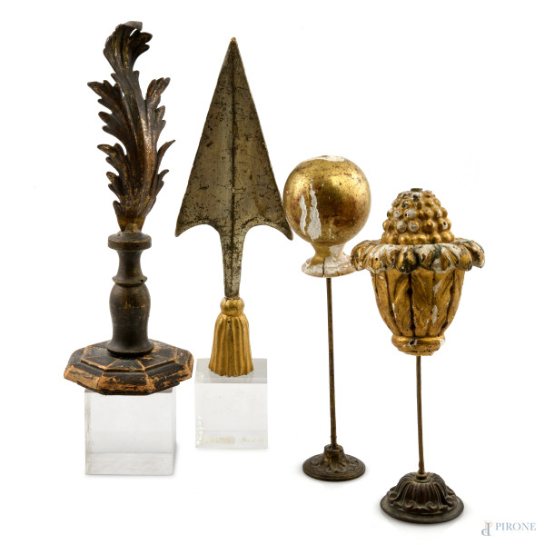 Lotto composto da quattro elementi decorativi in legno e metallo, XX secolo, altezza massima cm 29, (segni di usura, scallfiture, rotture, difetti)