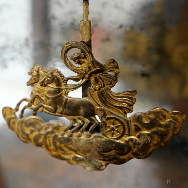 Pendola da tavolo a portico con specchio, finiture in bronzo dorato sormontato da un putto, XIX s...