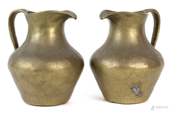 Coppia di versatoi in bronzo, altezza cm 16,5, XX secolo