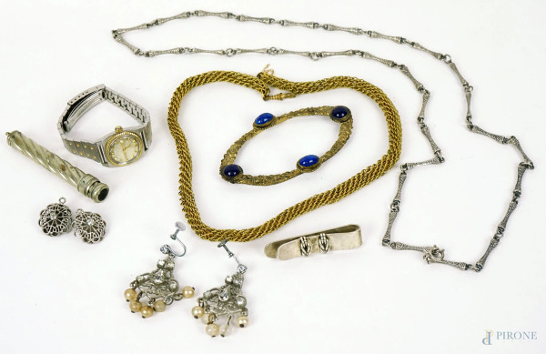 Lotto composto da vari oggetti di bigiotteria, un orologio da donna Seiko ed un fermacarte in argento