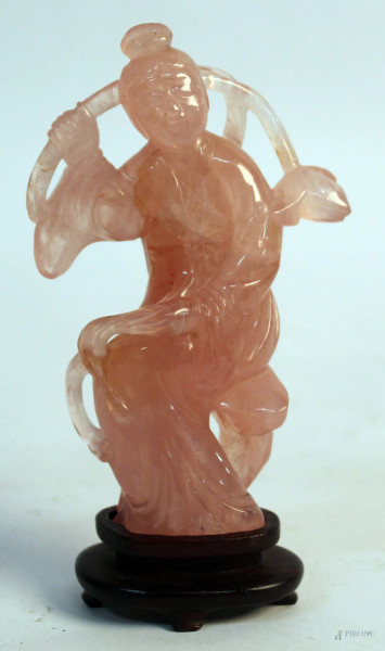 Fior di loto, scultura in quarzo rosa con base in tek, H 10 cm.