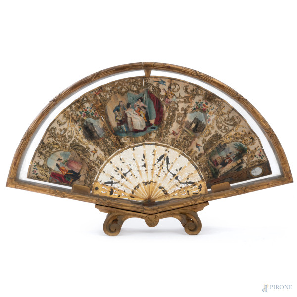 Ventaglio con rappresentazioni di scene galanti tra arabeschi nei toni dell'oro, XIX secolo, entro teca-cornice da tavolo, misure complessive cm 35x58x5, (segni di usura, rotture tracce di umidità, lacerazioni, difetti)