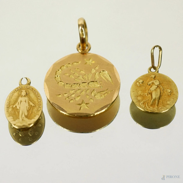 Tre ciondoli diversi in oro 18 KT, peso gr.7,3