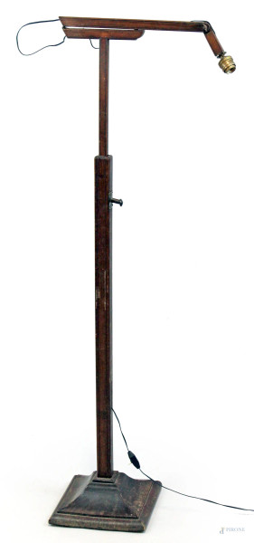 Lampada da terra con fusto regolabile, poggiante su base rettangolare, cm h 136, XX secolo, (filo elettrico interno da revisionare)