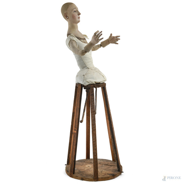 Manichino in terracotta, legno e materiali vari, XVIII secolo, altezza cm 90, (segni di usura, di...