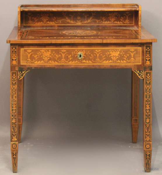 Scrittoio in noce con alzatina ad un cassetto con intarsi e filetti a vari legni pregiati, XIX°sec., 95x85x61 cm