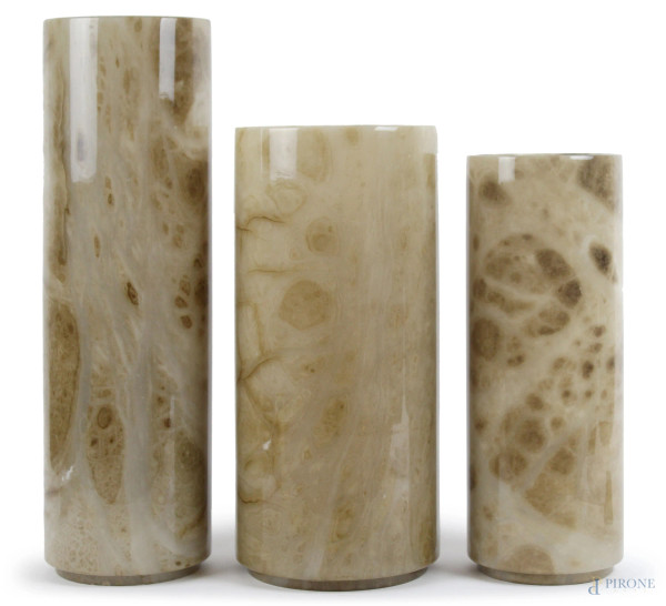 Trittico di vasi in onice, alt. max cm 40,5, XX secolo