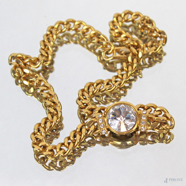 Collana girocollo in metallo dorato, chiusura con strass, lunghezza cm 43,5.