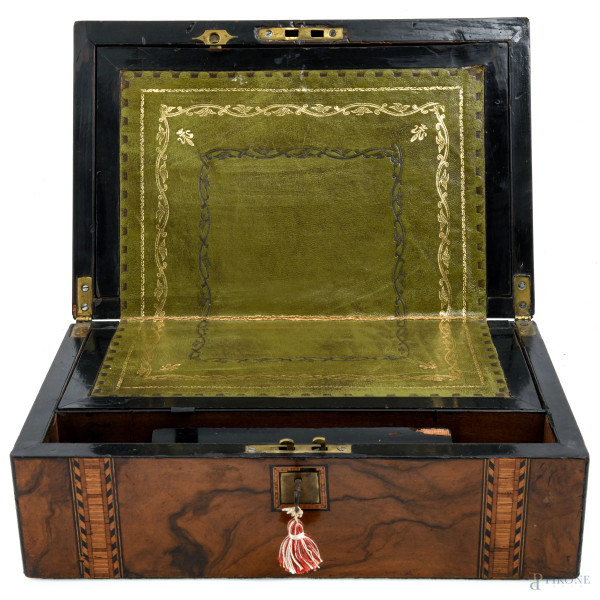 Scrittoio da viaggio in legno impiallacciato e intarsiato, contenente piano rivestito in pelle verde con decori oro, XX secolo, misure chiuso cm 13x35x23, misure aperto cm 9,5x46x23, (segni di usura, scalfiture, difetti)