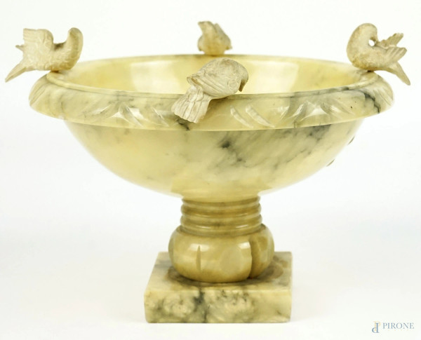 Acquasantiera in alabastro, vasca con quattro sculture di uccellini, cm h 15x22,5, inizi XX secolo, (lievi difetti).