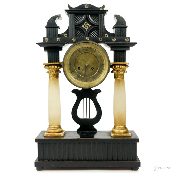 Orologio a tempietto con colonne in alabastro, XIX secolo, struttura in legno ebanizzato ingombro cm h 48,5x30x11,5, (difetti, meccanismo da revisionare).