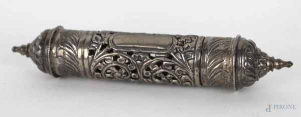 Porta Torah in argento traforato e cesellato, lunghezza cm. 15,5, gr. 76, inizi XX secolo.