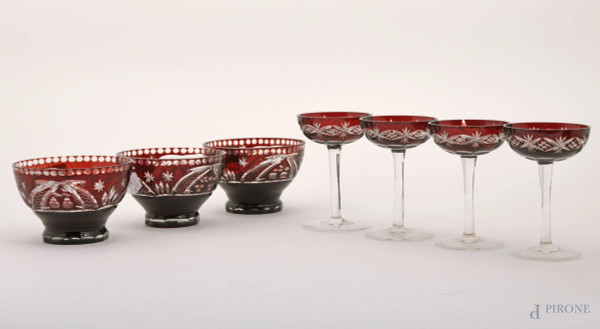 Lotto composto da 3 coppette e 4 bicchierini in vetro con decori incisi su fondo rosso, altezza max cm 10 (difetti)