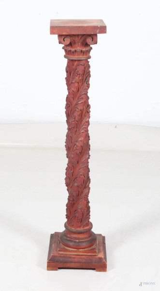 Colonna tortile in legno laccato rosso con intagli a motivi vegetali, XX secolo, altezza cm 84, (segni di usura, graffi, scalfiture, difetti, cadute di colore)