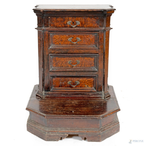 Inginocchiatoio in noce e radica con fronte a 4 cassetti, XVIII secolo, cm 83x65x61, (segni di usura, scalfiture, difetti, fessurazioni, difetti)