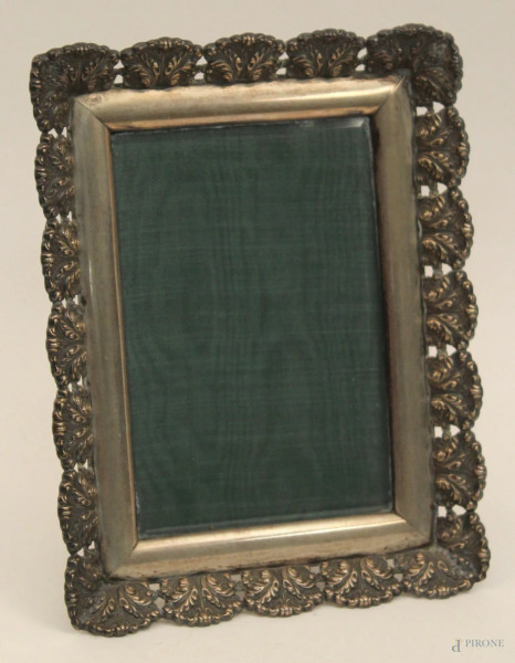 Cornice portafoto in argento traforato, cm 21 x 16.