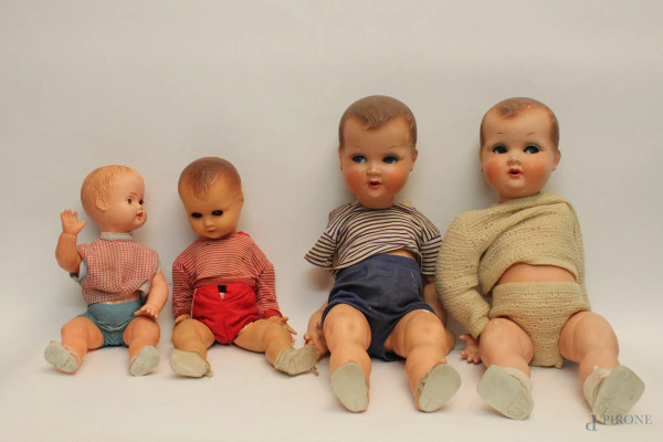 Lotto composto da quattro bambole diverse, H massima 60 cm.