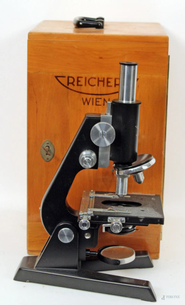 Antico microscopio in custodia originale.