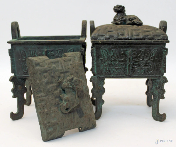 Lotto composto da due bruciaprofumi in bronzo, Arte orientale.
