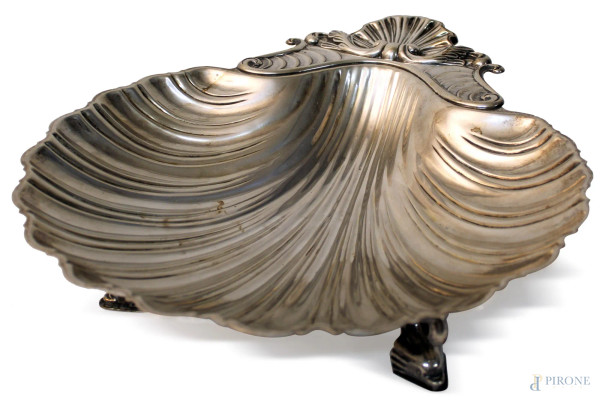 Alzata centrotavola a forma di conchiglia in argento poggiante su tre gambe a forma di tritoni, cm 11x44,5x37, gr. 1180.