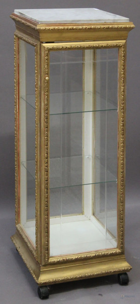 Vetrinetta in legno dorato ad uno sportello con piano in marmo, h. 105x36x36 cm