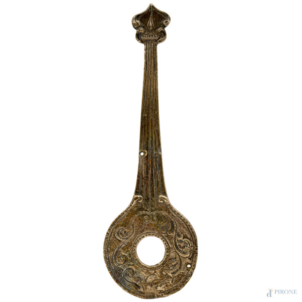 Scultura in metallo argentato raffigurante bambino a guisa di putto che suona uno strumento a cor...