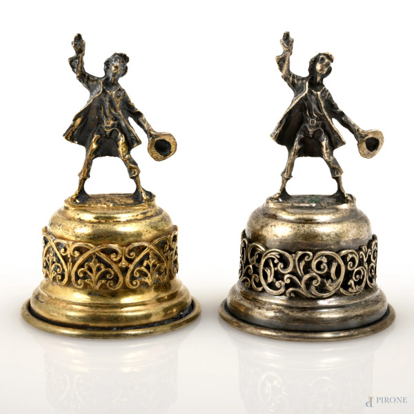 Scacchiera in onice con perimetro e piedini in argento,, cm 6x46x46, pedine in argento, XX secolo...