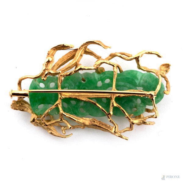 Spilla in oro 18 kt con centrale di giada, cm 5x2,5, peso complessivo lordo gr 9,5