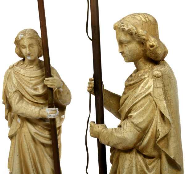 Coppia di angeli in legno e stucco dipinto sorreggenti lampade a 6 luci in bronzo dorato, XX seco...