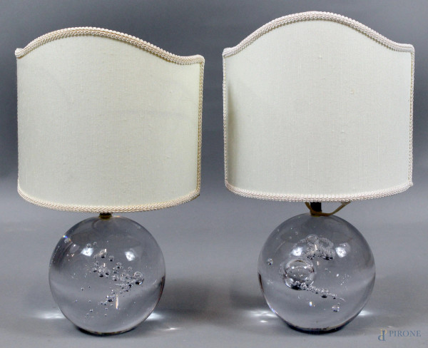 Coppia di lampade da tavolo, in vetro trasparente con lavorazione a bolle, altezza cm. 37,5, firmate sotto la base