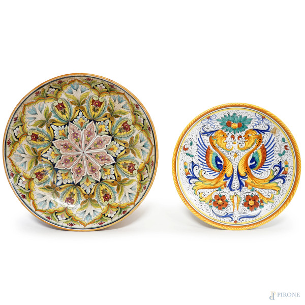 Lotto composto da un centrotavola ed un piatto in ceramica policroma, manifatture diverse, XX secolo, diametro max cm 40