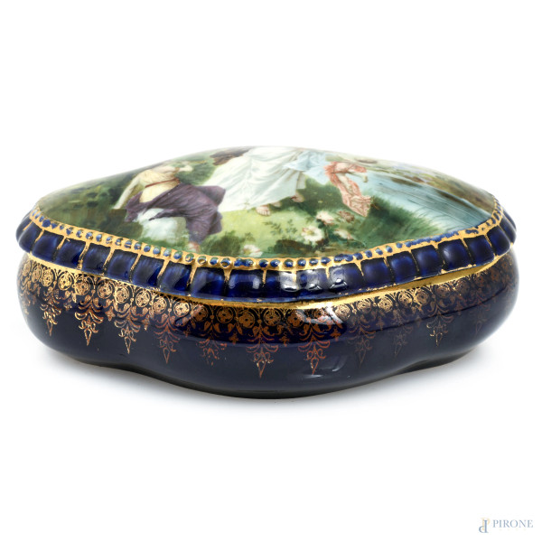 Portagioie in porcellana nei toni del blu e dell'oro con scena mitologica al coperchio, XIX-XX secolo, misure cm 5,5x13x10, (felature, segni di usura, difetti)