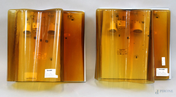Artemide, coppia di appliques, modello Logico, in vetro arancione, cm 18,5x32x35.