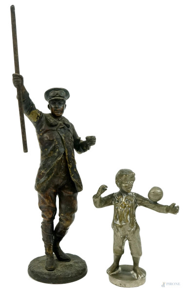 Lotto di due piccole sculture in bronzo e metallo raffiguranti bambino con pallone ed aviatore, alt max cm 26, di cui una firmata, XX secolo, (mancanze).