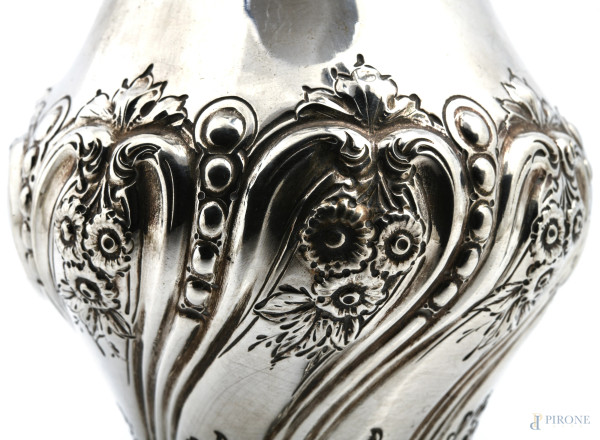 Caffettiera in argento inglese con manico in legno laccato, XIX-XX secolo, altezza cm 26, peso lo...